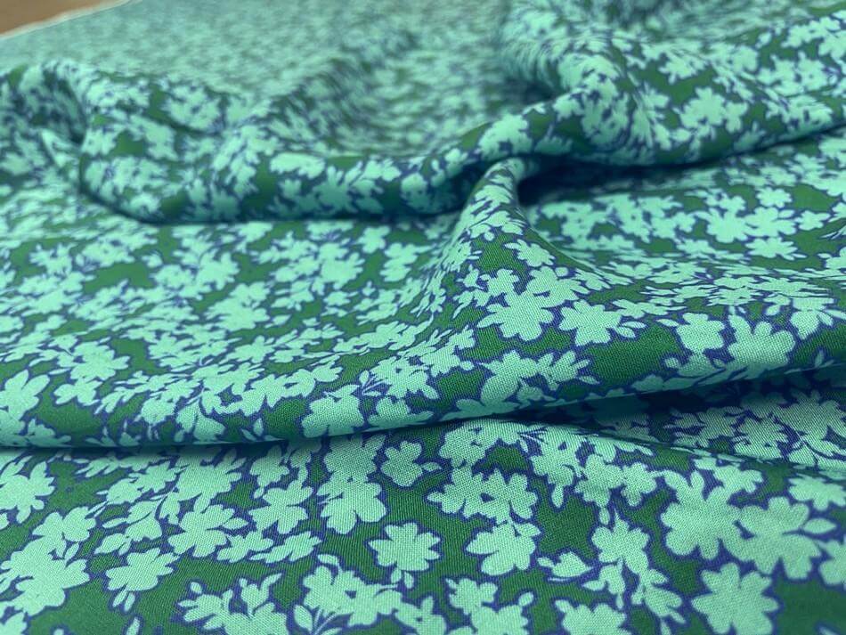 Viscose verte imprimé petites fleurs bleu